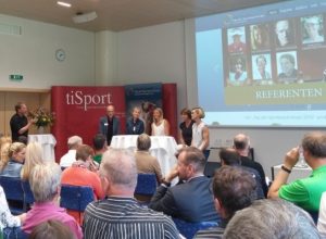 Tiroler Tag der Sportpsychologie 2016: Die abschließende Diskussionsrunde mit den Referenten (v.l.n.r.) Chris Willis, Toni Innauer, Roswitha Stadlober, Eva Dollinger, Claudia Reidick und Violetta Oblinger-Peters. Die ehemalige Olympiasiegerin (Triathlon) Kate Allen war ebenfalls eine Referentin, ist jedoch nicht im Bild zu sehen. (Foto: Mario Schuster)