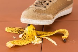 Mann steigt auf Bananenschale - hoffentlich hat er Glück und die Banane rutscht nicht