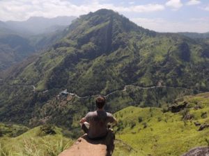 Mario Schuster meditiert vor einem Berg in Sri Lanka