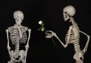 Skelett verschenkt eine weiße Rose an einen Hassposter