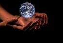 Hände halten die Erde