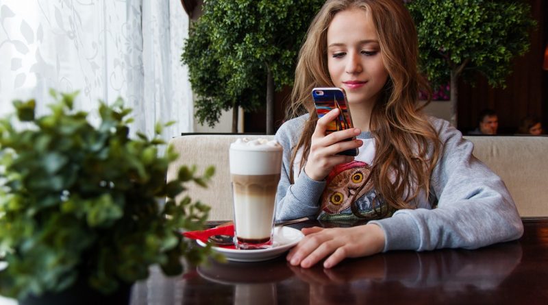 Frau trinkt Kaffee