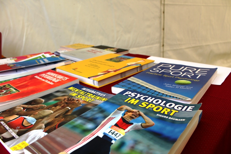 Tisch mit Büchern über Sportpsychologie