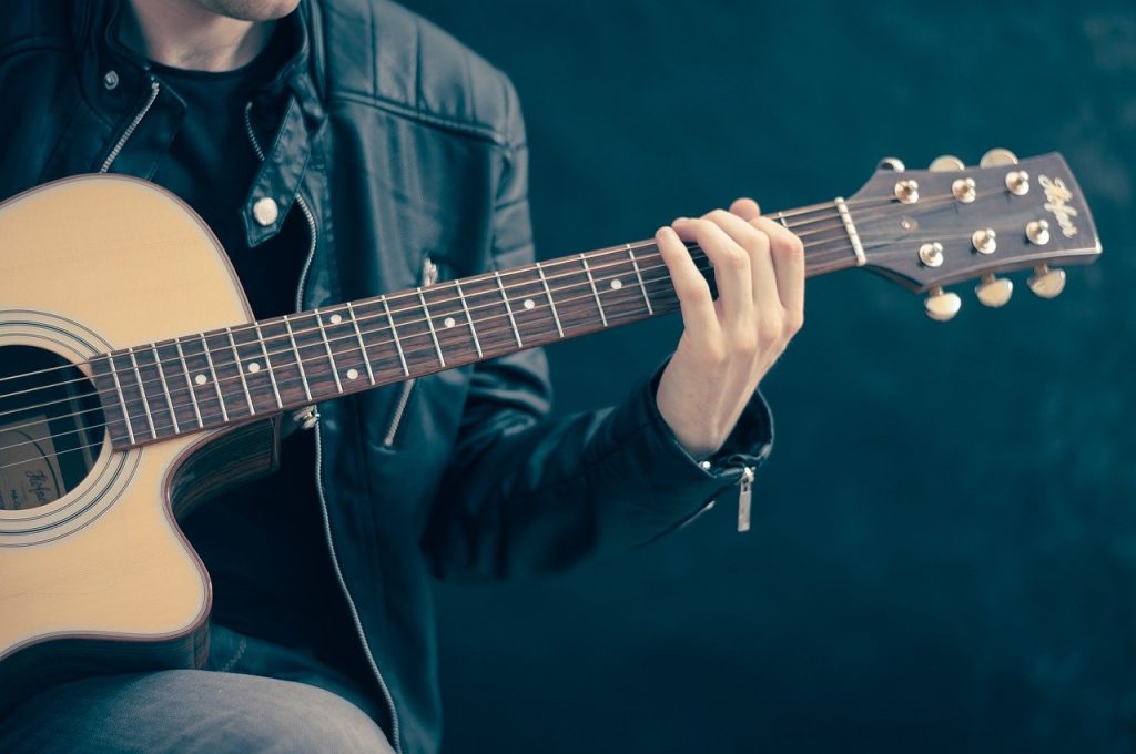 Mann mit Gitarre